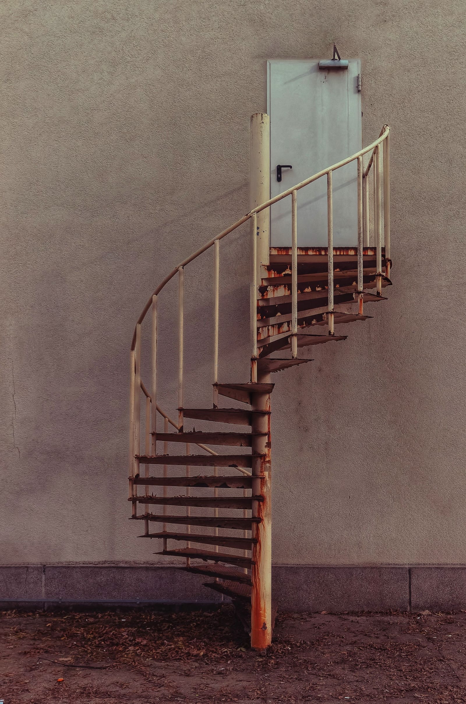 Escalera helicoidal metálica exterior