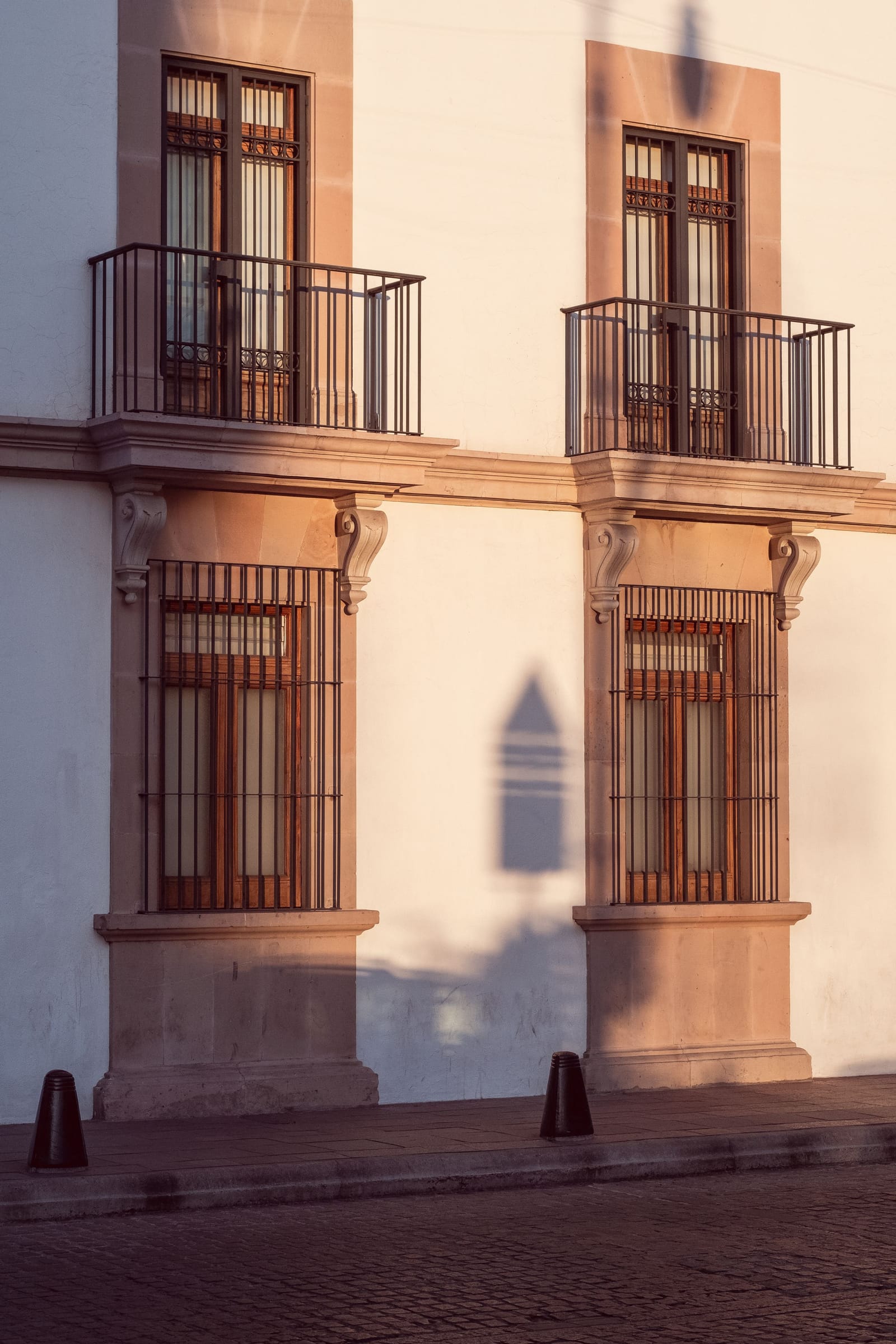 Fachada con rejas de ventana y balcones de hierro