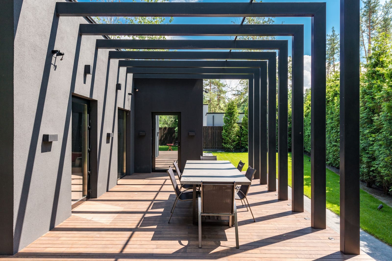 Pérgola de perfiles de acero negro en una terraza
