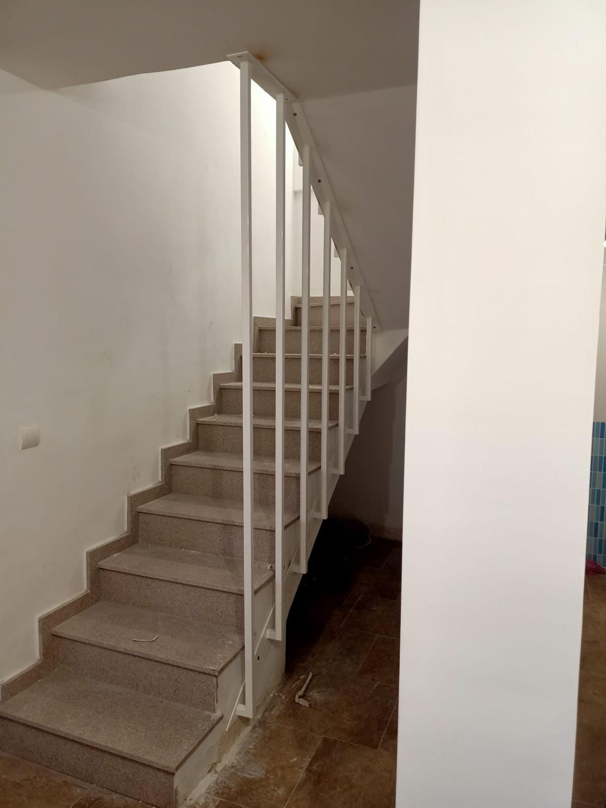 barandilla de barrotes blanca instalada en una escalera interior