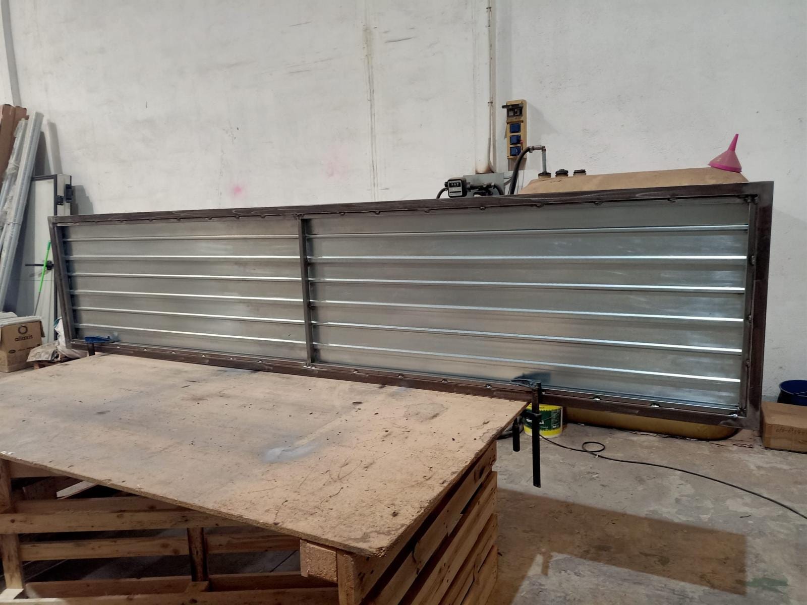 panel de lamas galvanizado de gran longitud terminado en el taller