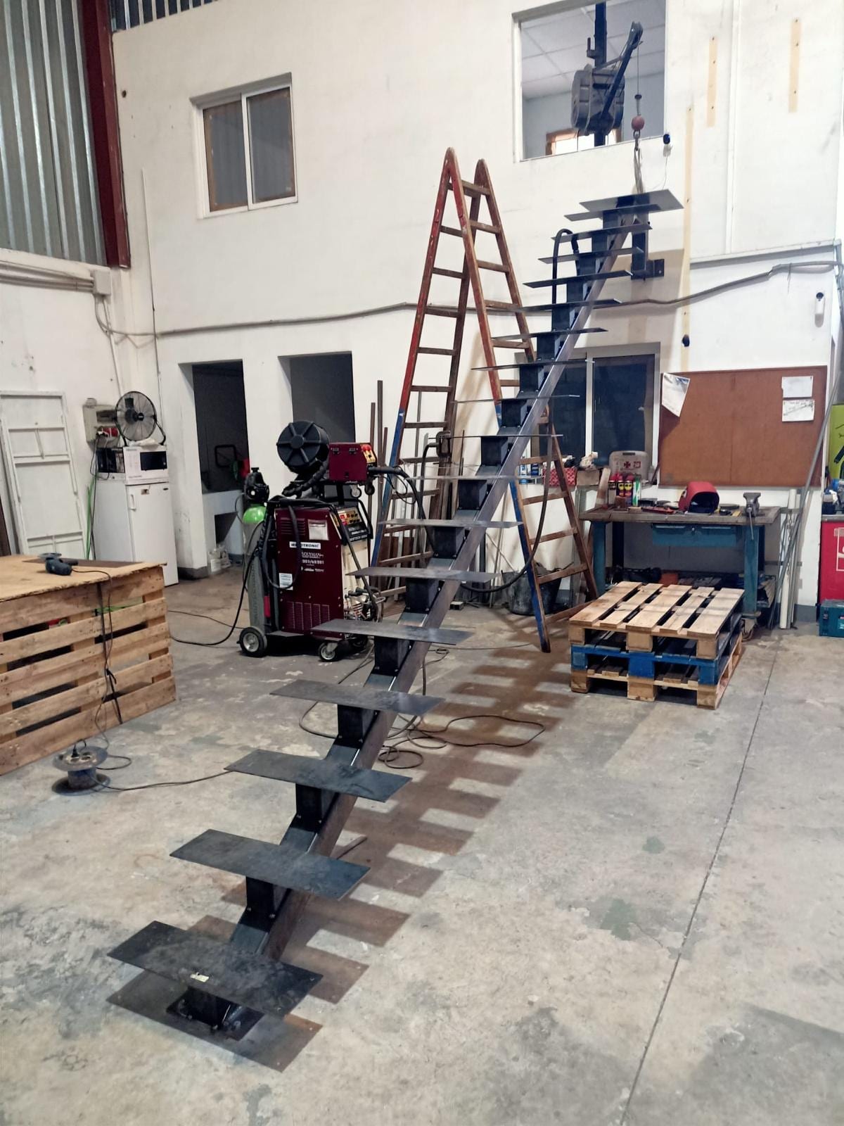 escalera de zanca central en bruto montada en la nave, encuadre amplio